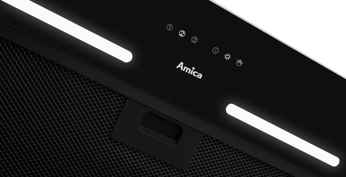 Zbliżenie czarnego okapu z oświetleniem i panelem sterowania.