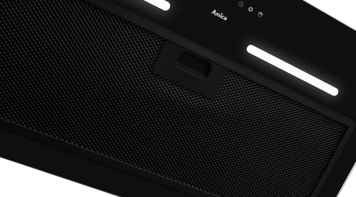 Czarny okap kuchenny, zbliżenie na filtr i światła. Widoczne logo Amica i elementy sterowania.