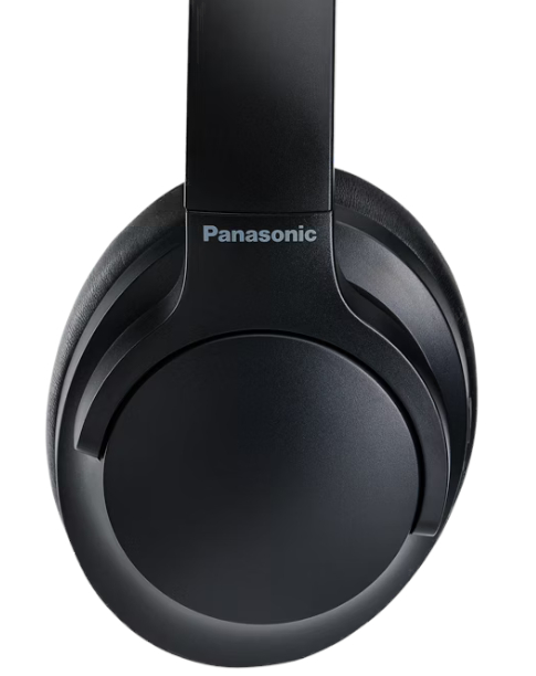 Czarne słuchawki Panasonic, zbliżenie, białe tło.