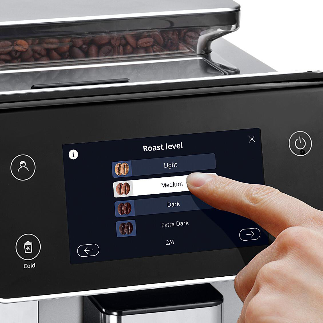 Ein Finger, der die mittlere Röststufe auf dem Bildschirm einer Kaffeemaschine berührt.