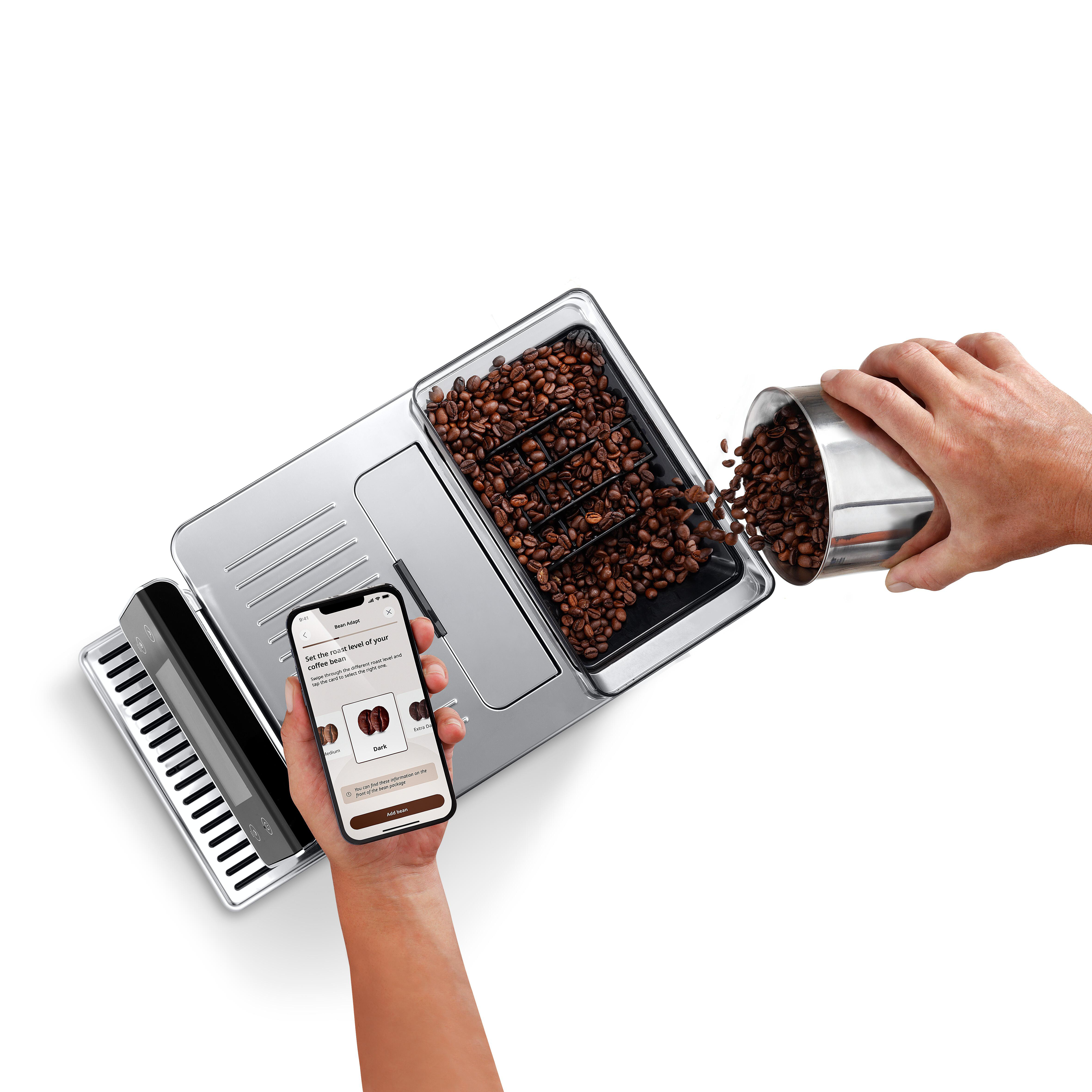 Kaffeemaschine, in die Kaffeebohnen gegossen werden, und ein Telefon, das den App-Bildschirm zeigt.