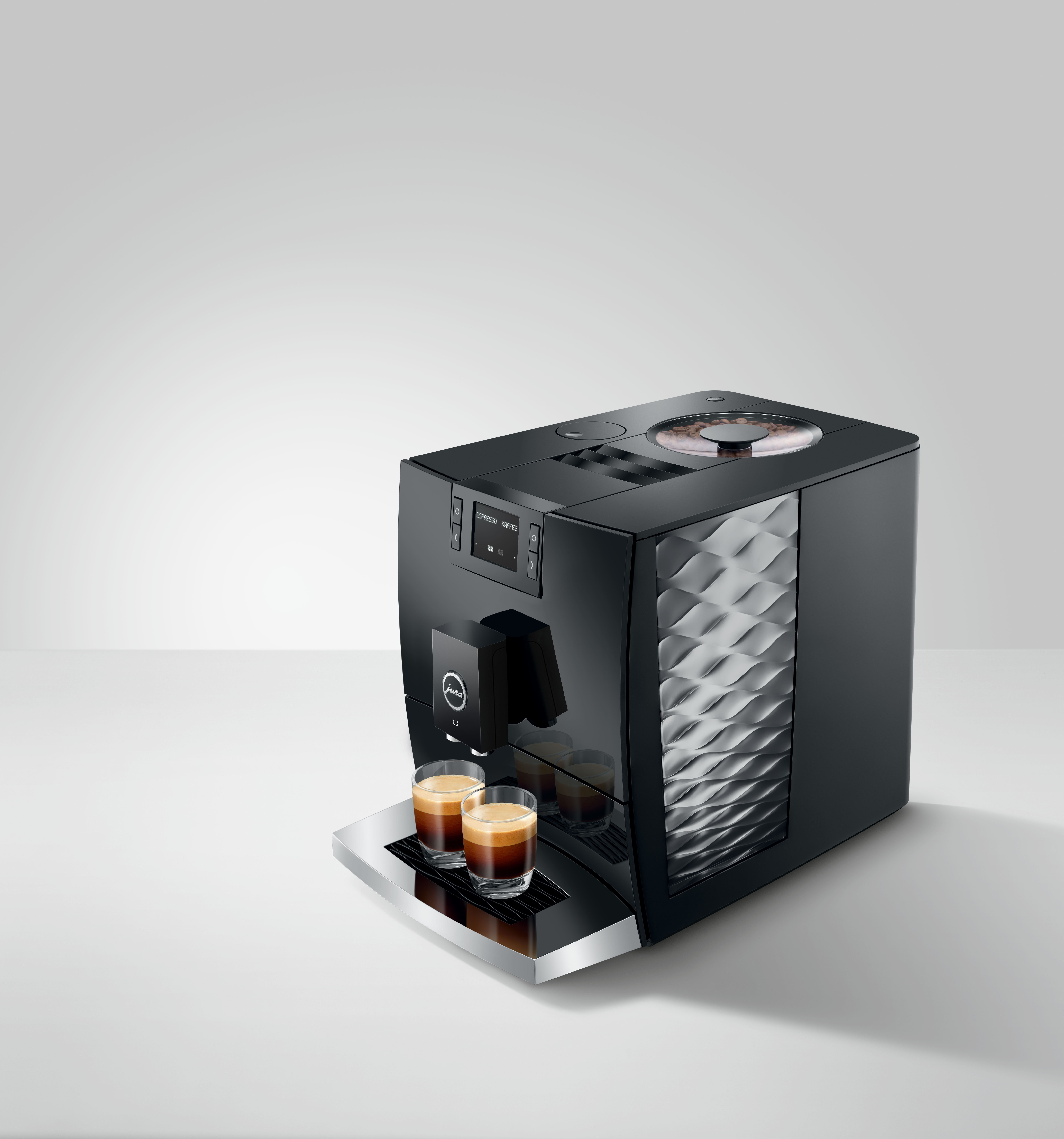 Schwarze Espressomaschine mit zwei Kaffeegläsern auf dem Tablett und einem Bohnenbehälter.