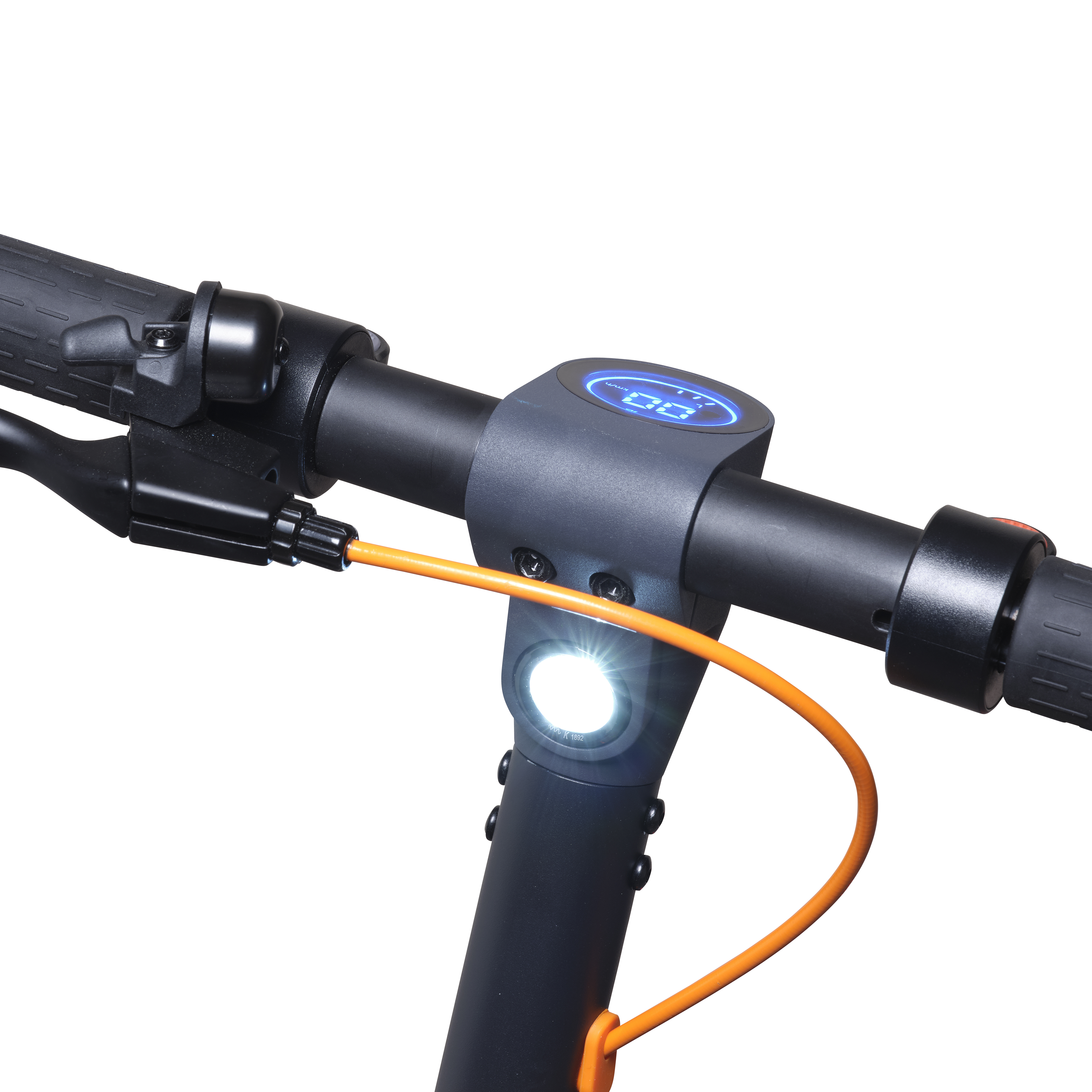 Nahaufnahme des Lenkers eines Rollers mit einer Anzeige, die 00 zeigt. Ein Scheinwerfer ist eingeschaltet.
