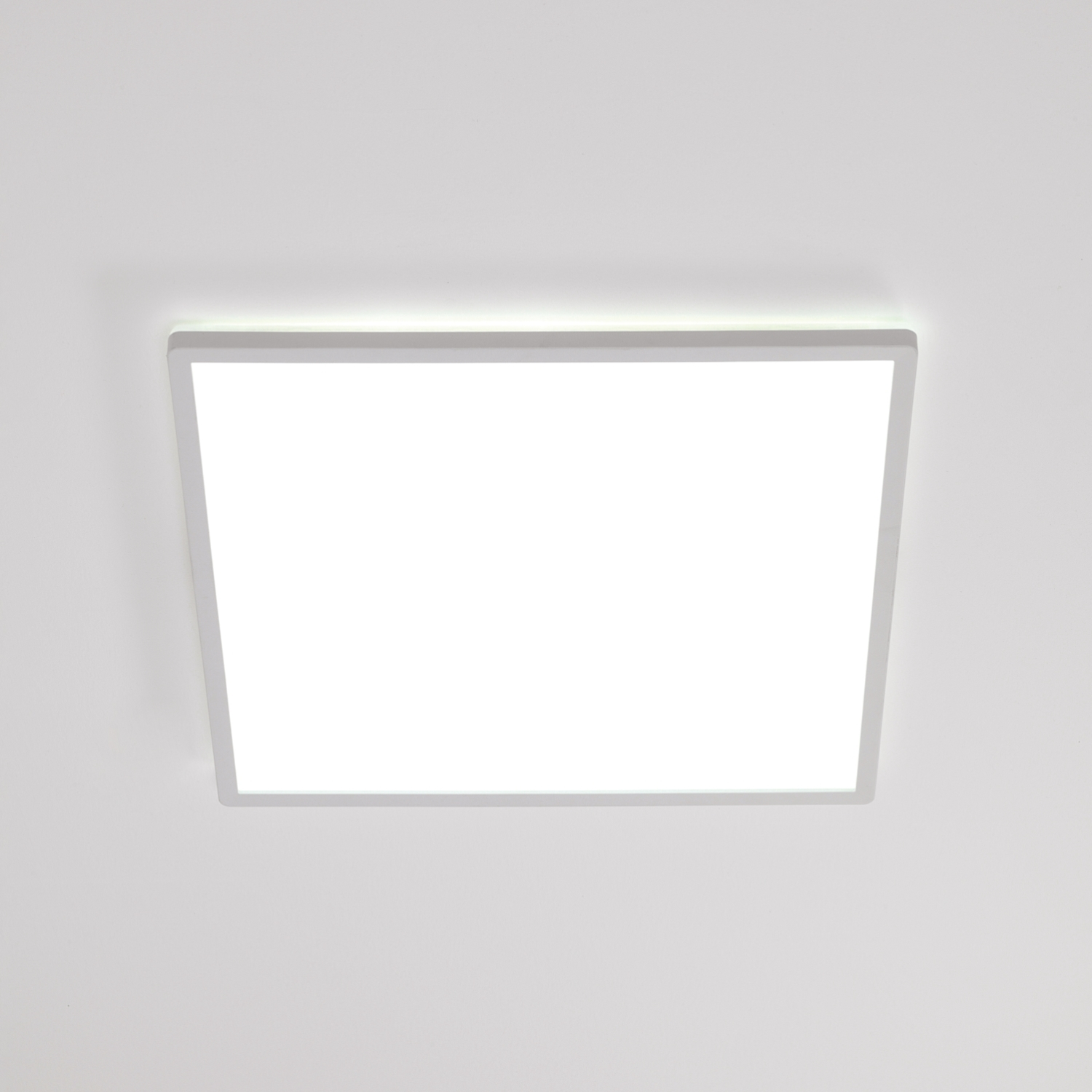 Una plafoniera quadrata bianca su un soffitto bianco.