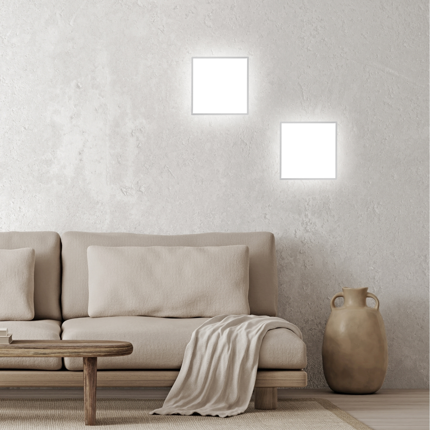 Due luci quadrate bianche su un muro strutturato, con un divano, un tavolo e un vaso.