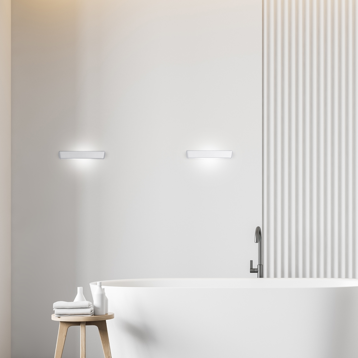 Due applique su una parete bianca con una vasca da bagno bianca e uno sgabello in legno. Bagno moderno.