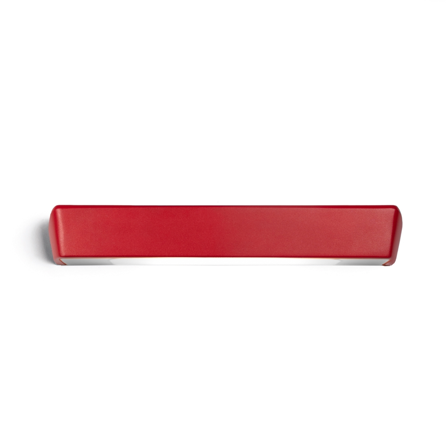 Dispositivo rettangolare rosso su sfondo bianco, vista angolata.
