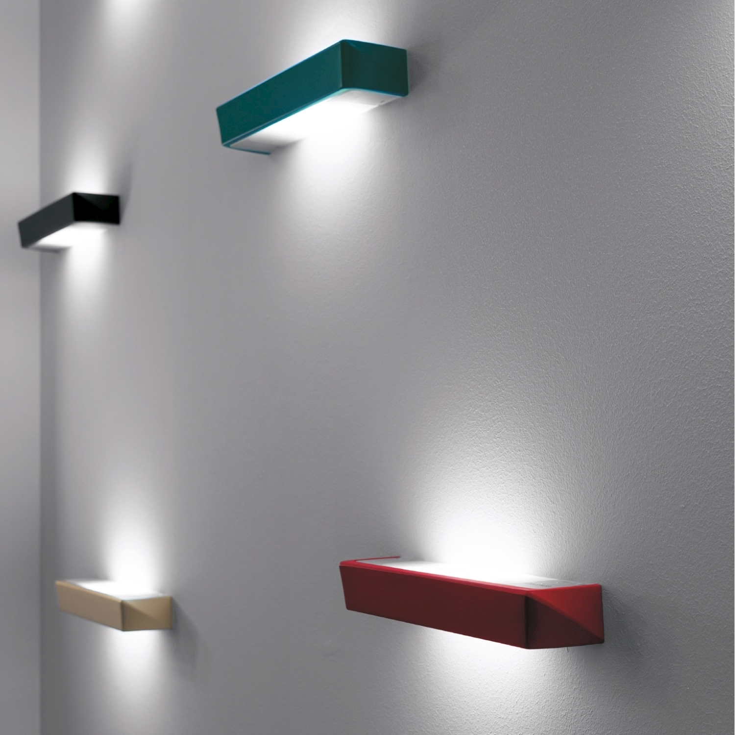 Parete con 4 luci rettangolari di diversi colori, che emettono luce.