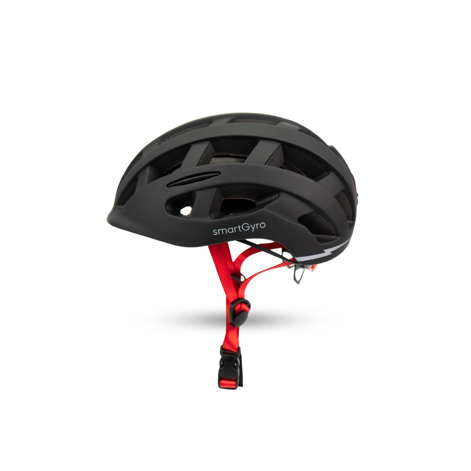 Un casco SmartGyro negro con correas rojas y un fondo blanco.