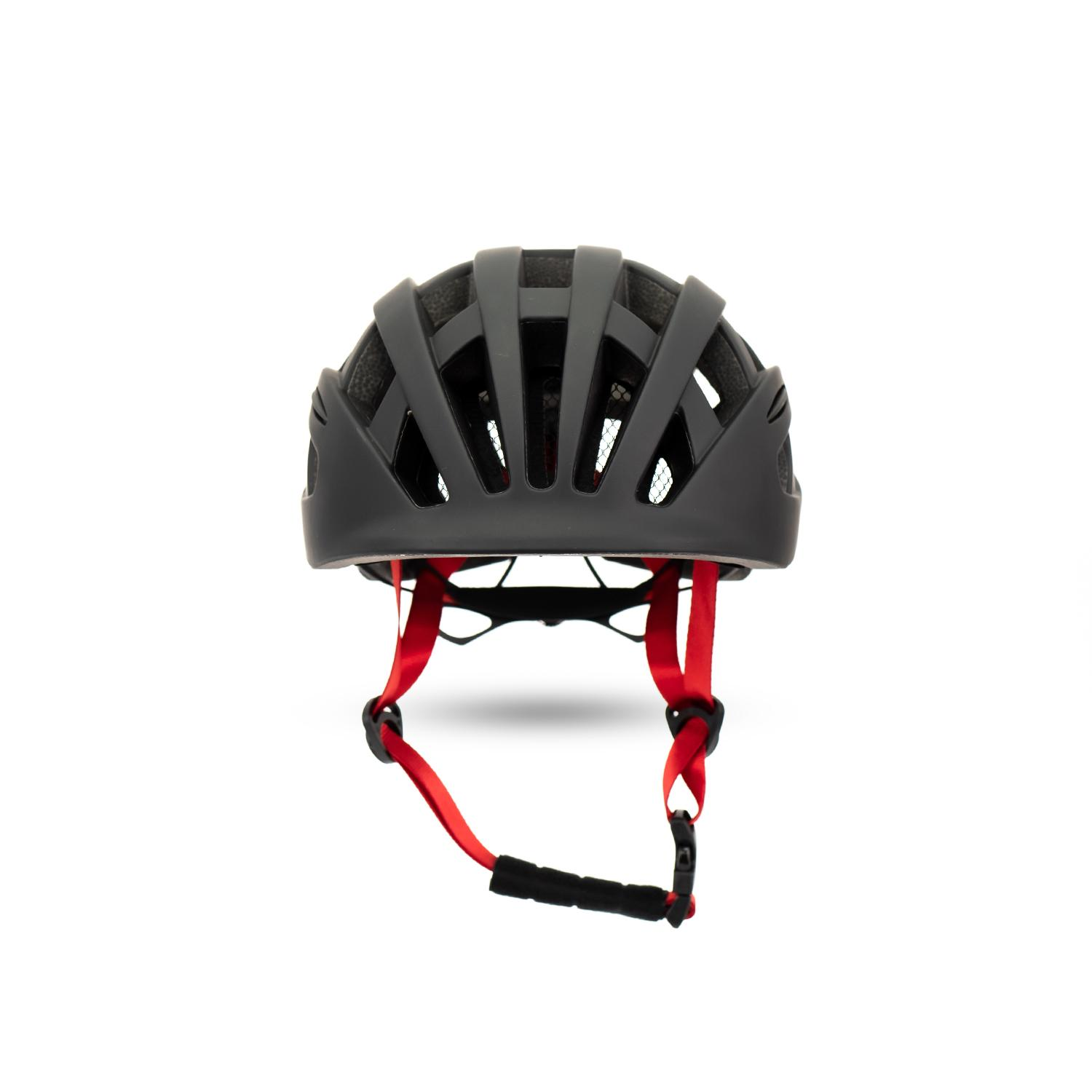 Casco de bicicleta negro con correas rojas, vista frontal sobre fondo blanco.