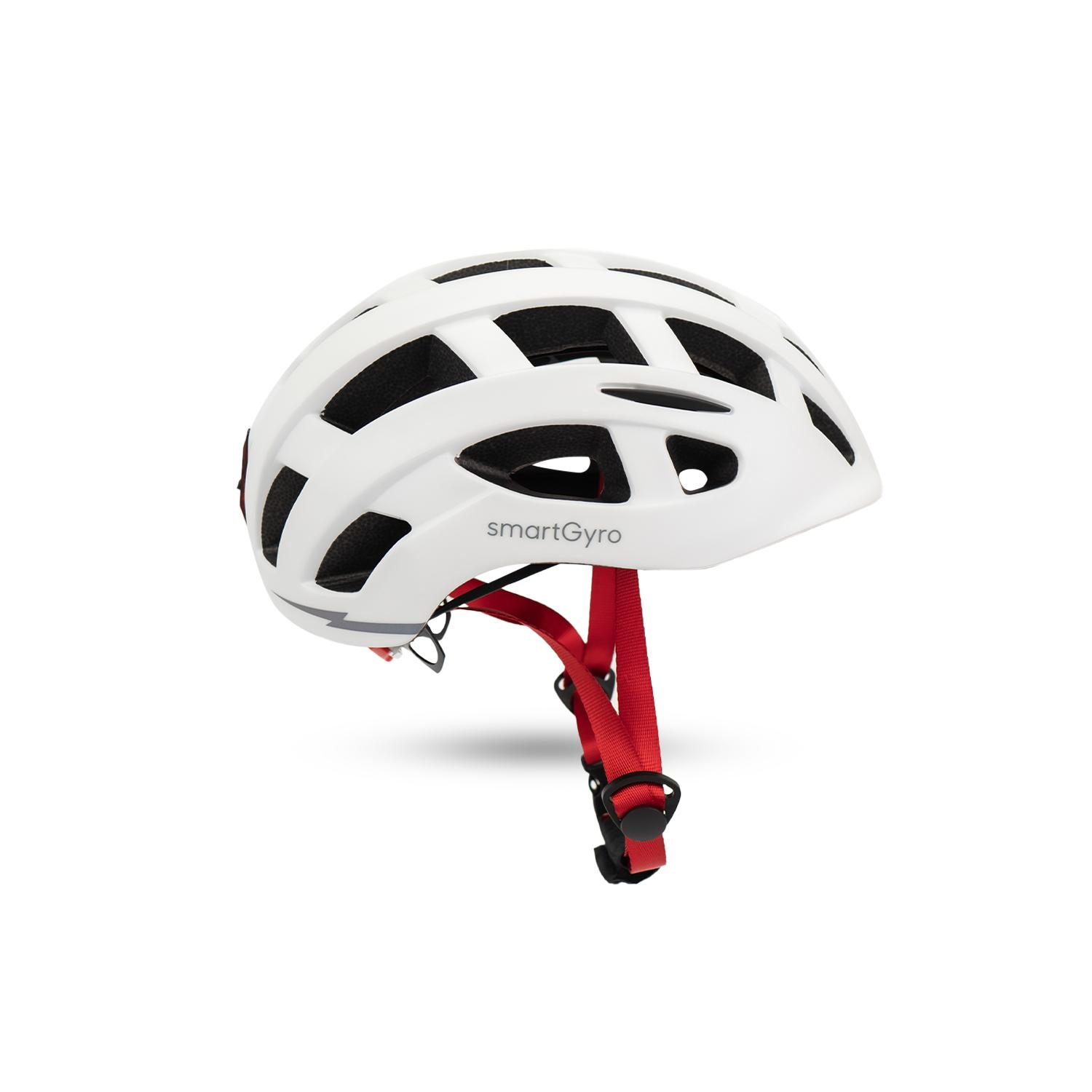 Casco de bicicleta blanco con ventilaciones y correa roja. Ventilas negras y correa roja.