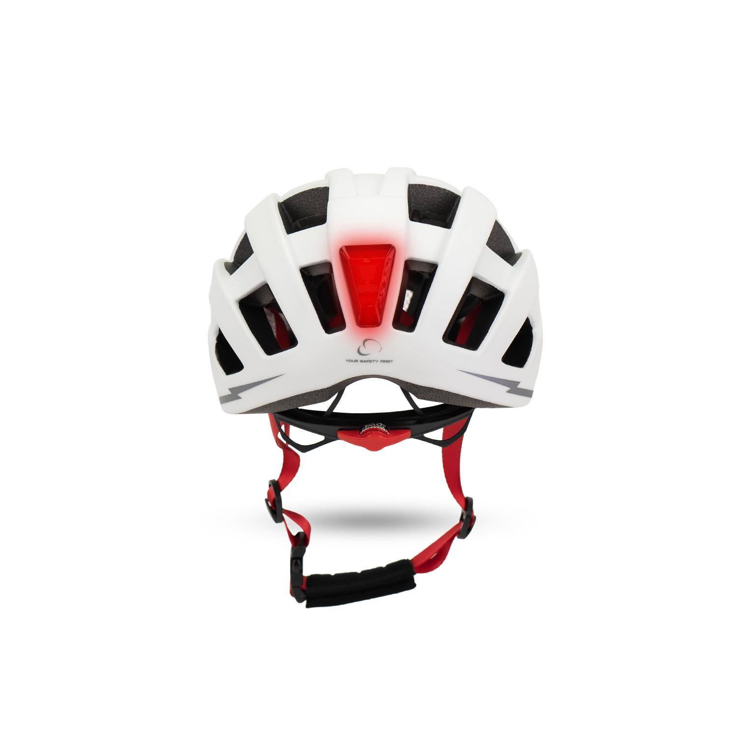 Casco de bicicleta blanco con luz y correas rojas, visto desde atrás, aislado sobre blanco.