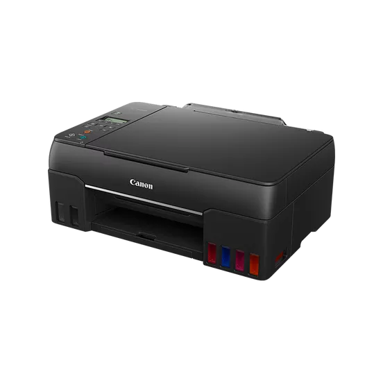 Se muestra una impresora Canon negra. Tiene una pantalla, depósitos de tinta azul, roja y amarilla, y una bandeja de papel. El fondo es negro.