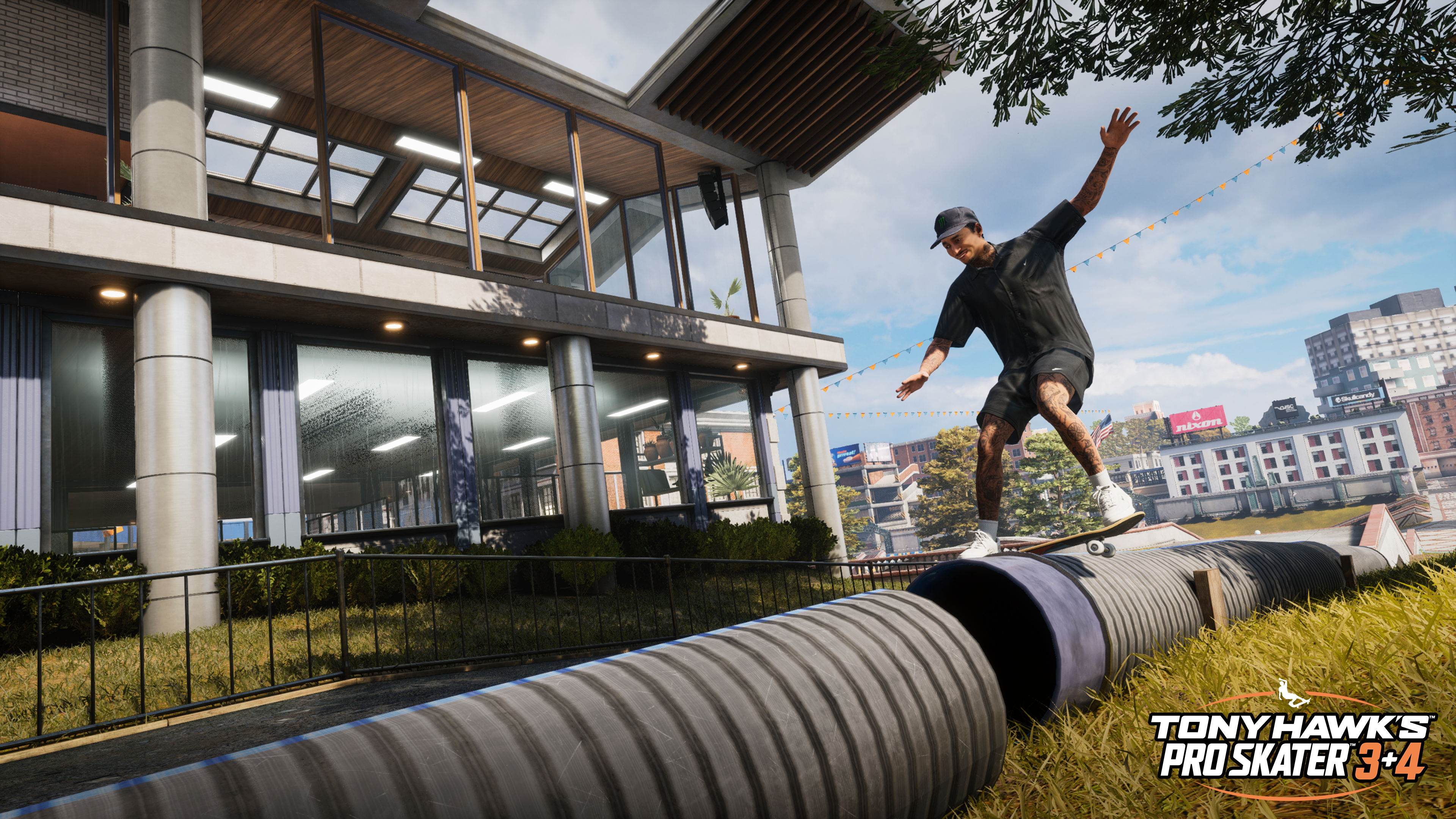 Skateur sur un tuyau, herbe verte, bâtiment moderne et une enseigne 'TONY HAWK'S PRO SKATER 3+4'.