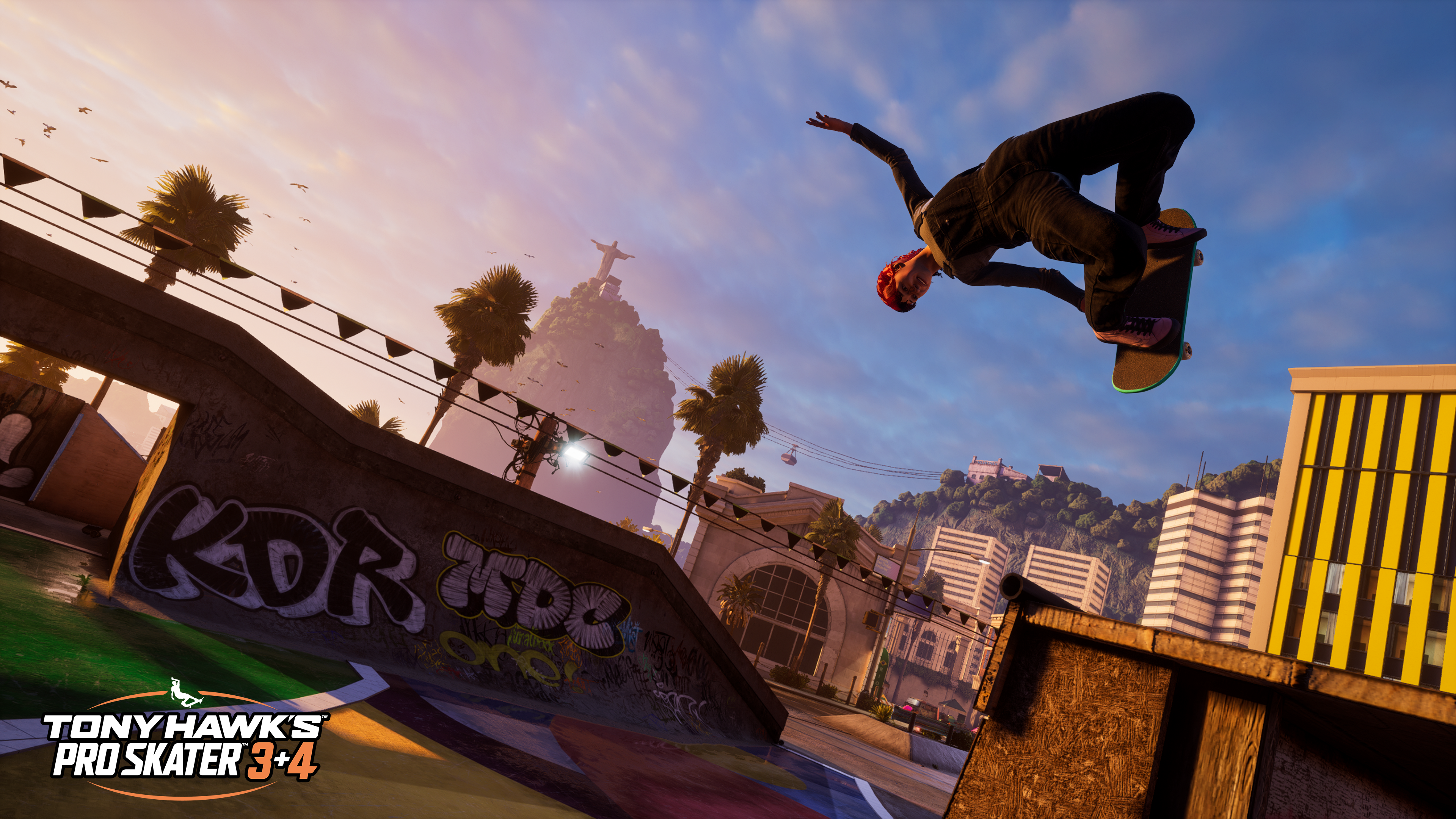 Skateboarder en l'air exécutant une figure. Ville et montagnes en arrière-plan au coucher du soleil.