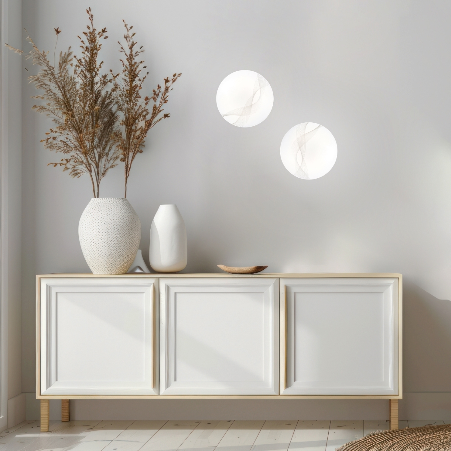 Scatto interno. Un mobile bianco con decorazioni sopra. Un vaso bianco, un vaso bianco e una ciotola di legno.