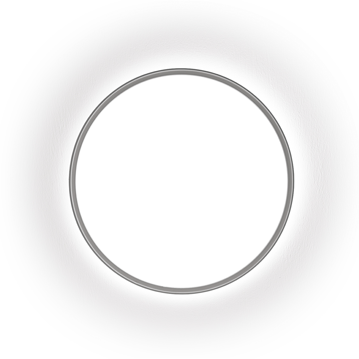 Un anello d'argento su sfondo bianco, di forma circolare.