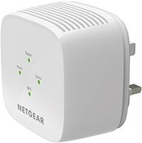 Weißer NETGEAR WiFi-Extender mit drei grünen Lichtern und dem NETGEAR-Logo, eingesteckt.