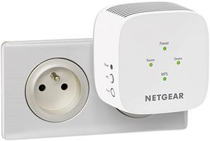 Weißer Netgear WLAN-Repeater, der in eine Steckdose eingesteckt ist, Nahaufnahme.