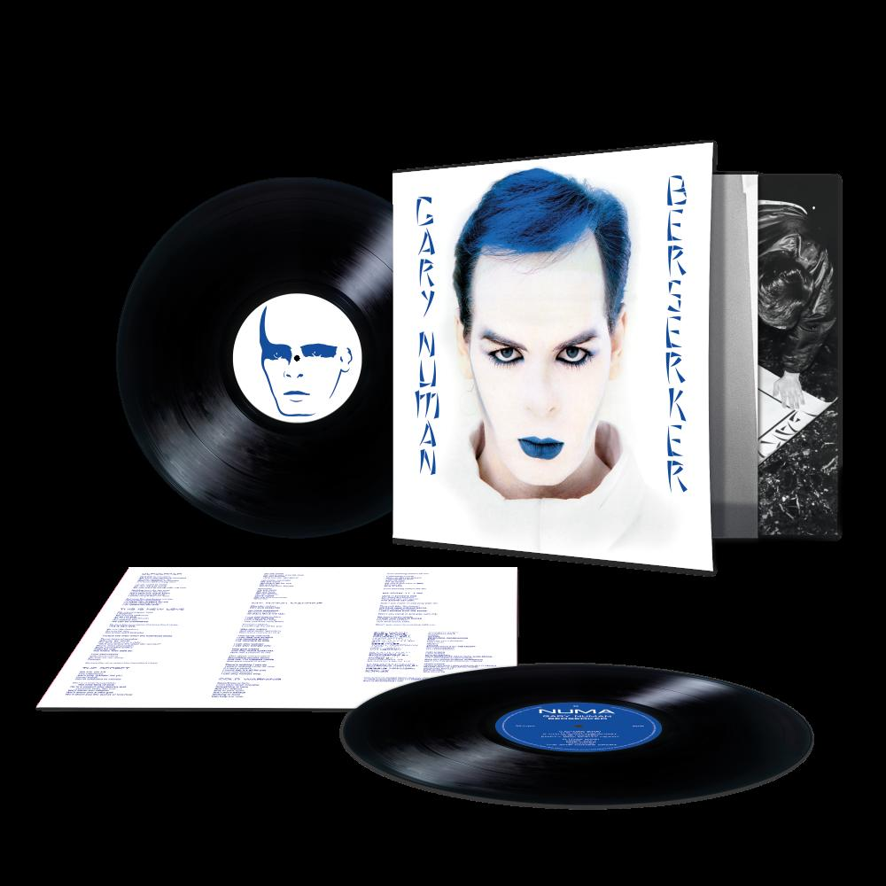 Plattencover mit Gary Numan, einer schwarzen Schallplatte und Liner Notes auf schwarzem Hintergrund.