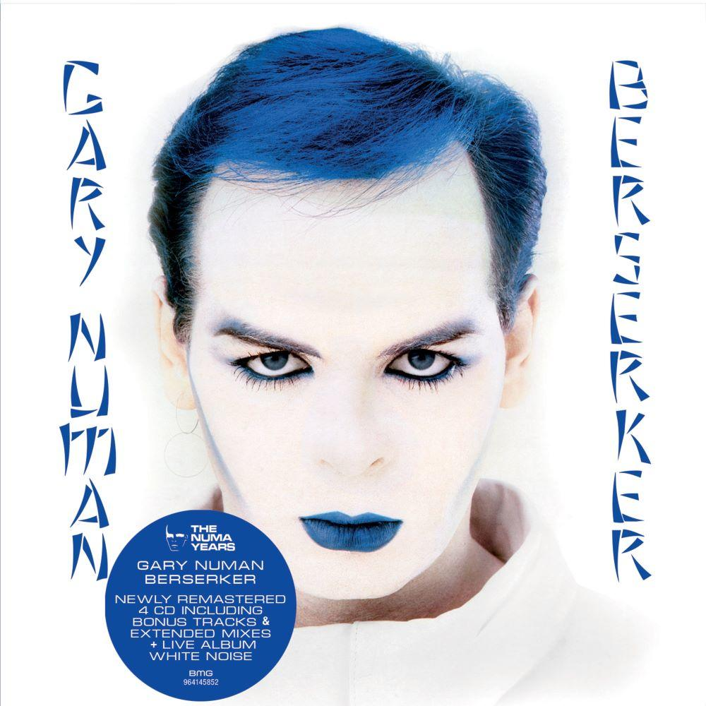 Albumcover von Gary Numan, blaue Haare, weißes Gesicht, blauer Lippenstift, auf weißem Grund.