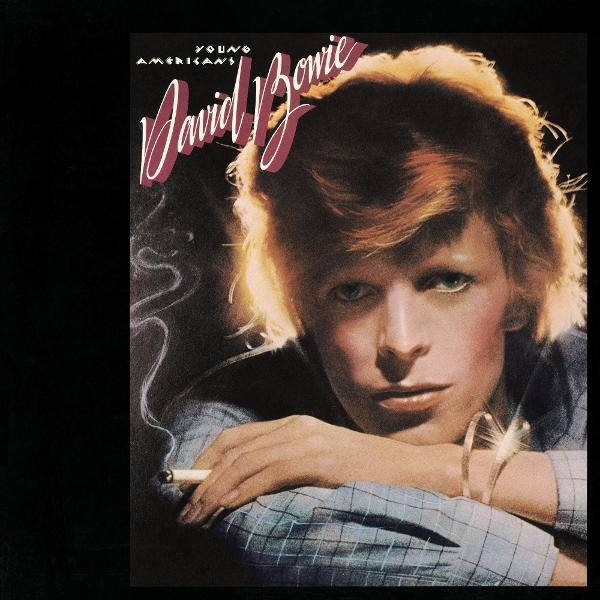 Couverture de l'album de David Bowie. Bowie avec des cheveux roux, tenant une cigarette, fond noir.
