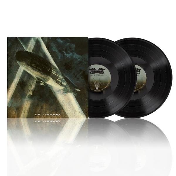 Albumcover mit einem Zeppelin, der über eine dunkle Landschaft fliegt, mit zwei schwarzen Schallplatten.