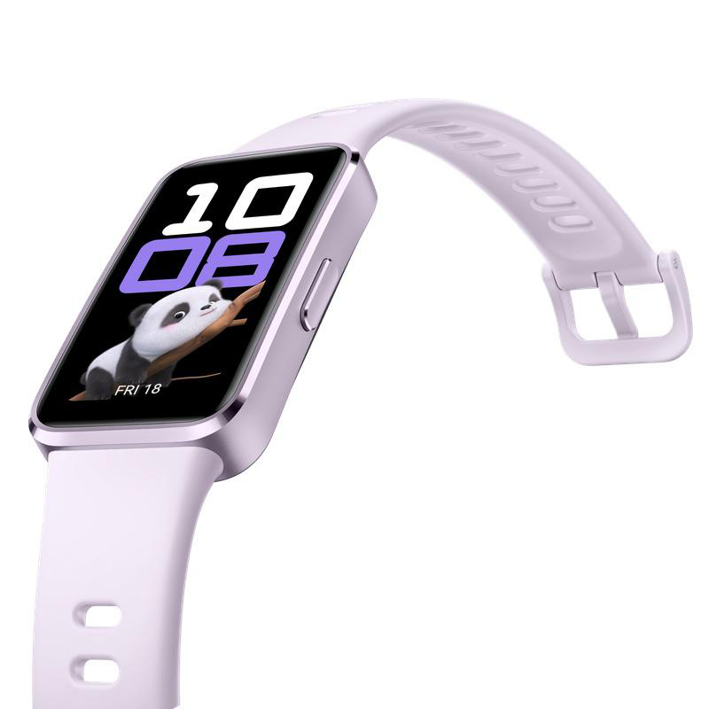 Eine lila Smartwatch mit Pandabildschirm. Die Zeit ist 10:08. Das Armband ist lila und die Schnalle silberfarben.