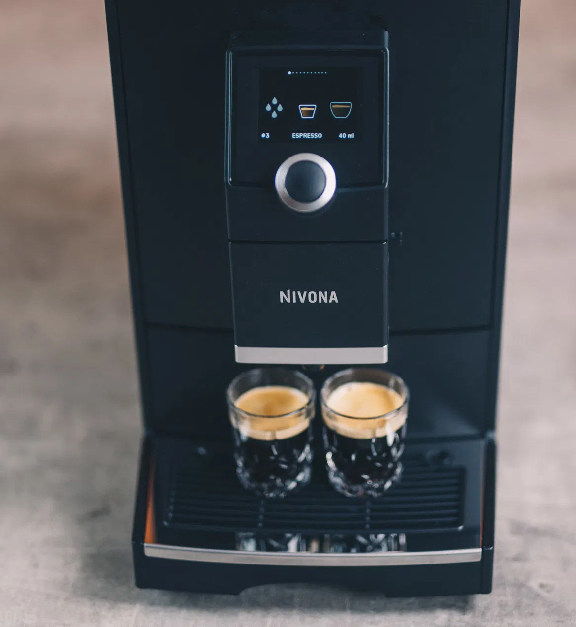 Smartfon z białym tyłem i trzema tylnymi aparatami, logo Samsung.