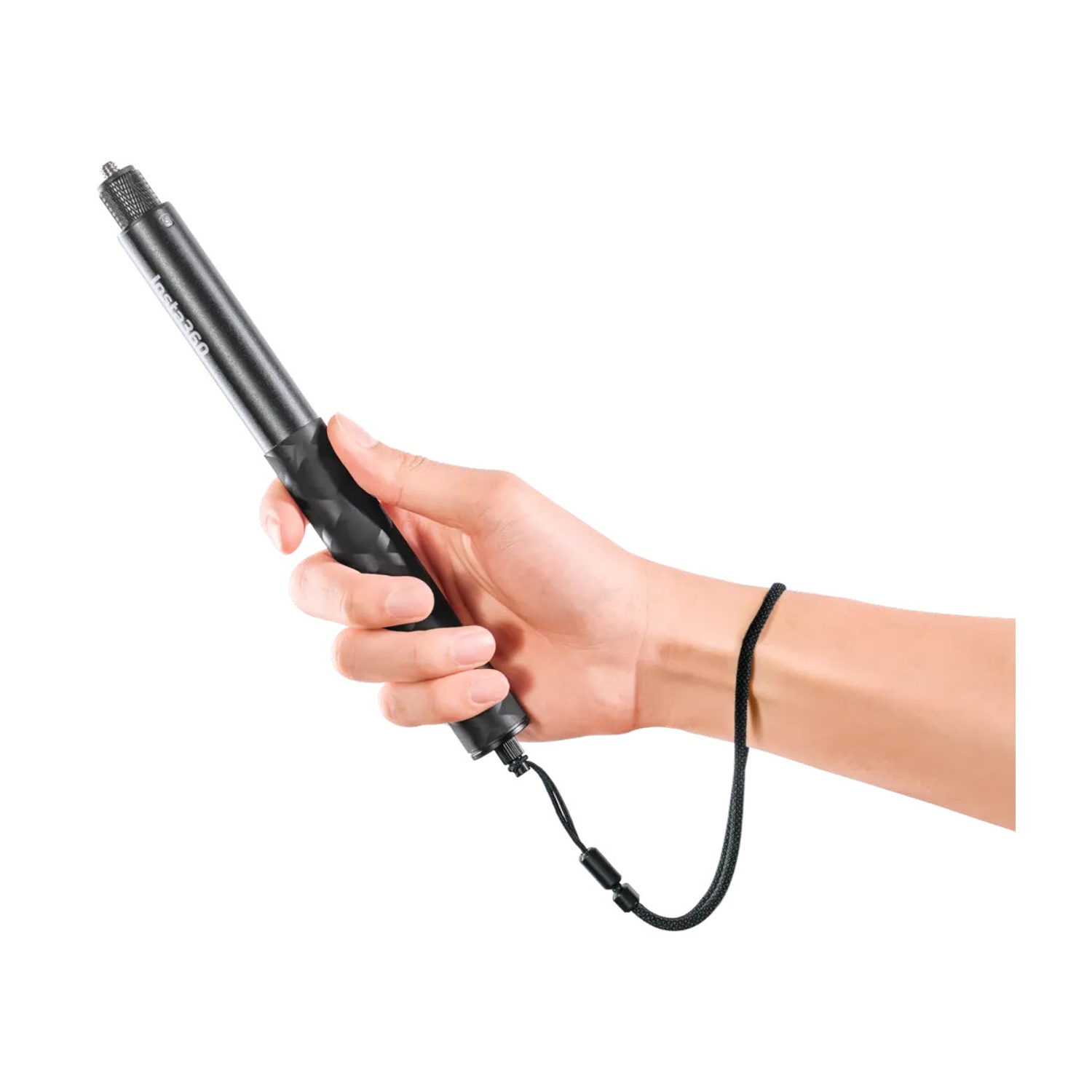 Mano che tiene un bastone Insta360 nero con cinturino da polso. Il bastone è esteso.
