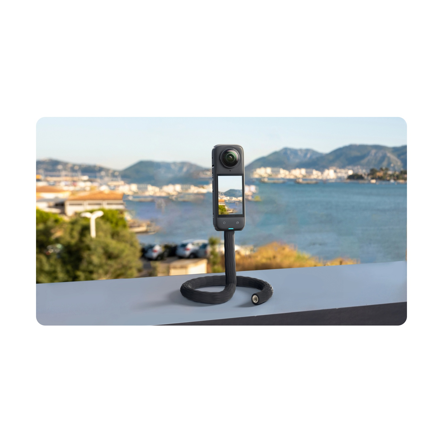 Fotocamera a 360 gradi su un collo flessibile. La fotocamera mostra una vista di una città costiera.