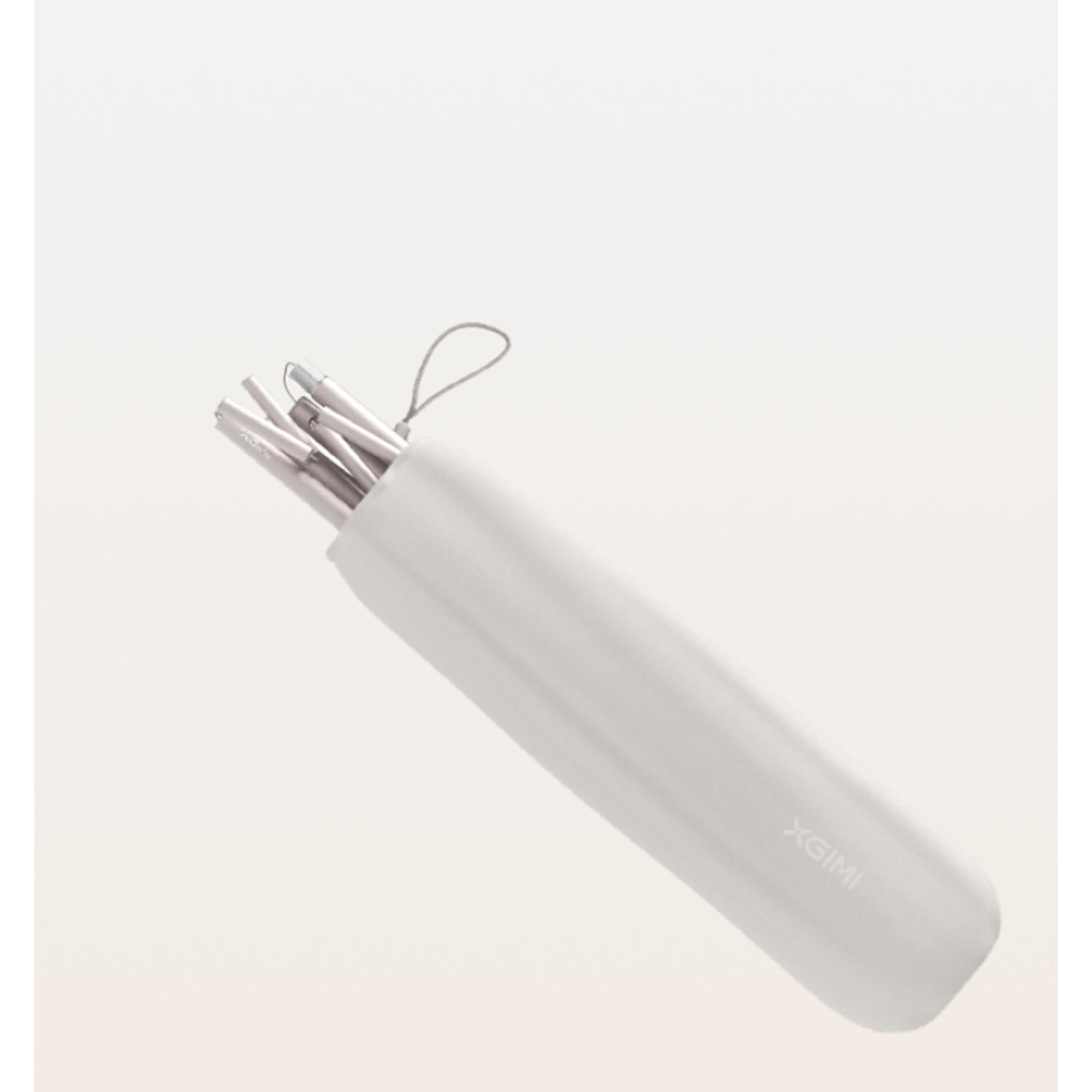 Un étui cylindrique blanc contenant des stylos ou des stylets, avec la marque XGIMI visible.