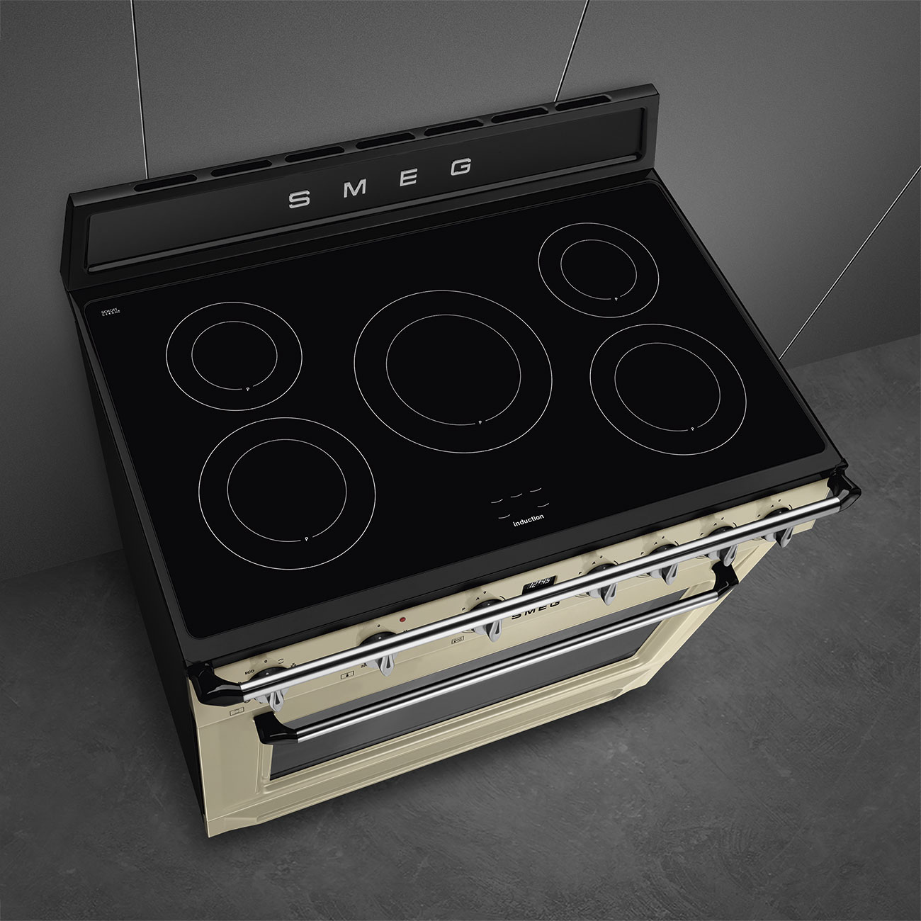 Draufsicht auf einen cremefarbenen SMEG-Induktionsherd mit schwarzem Kochfeld.
