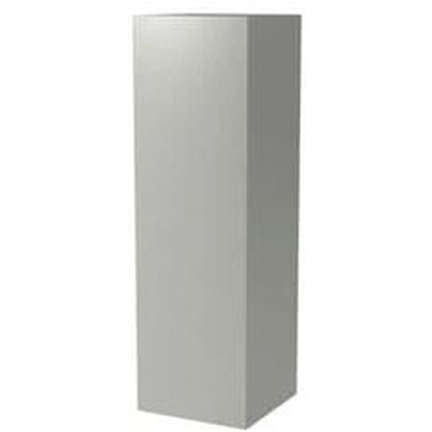 Un pilier grand, rectangulaire, gris clair, debout sur une surface blanche.