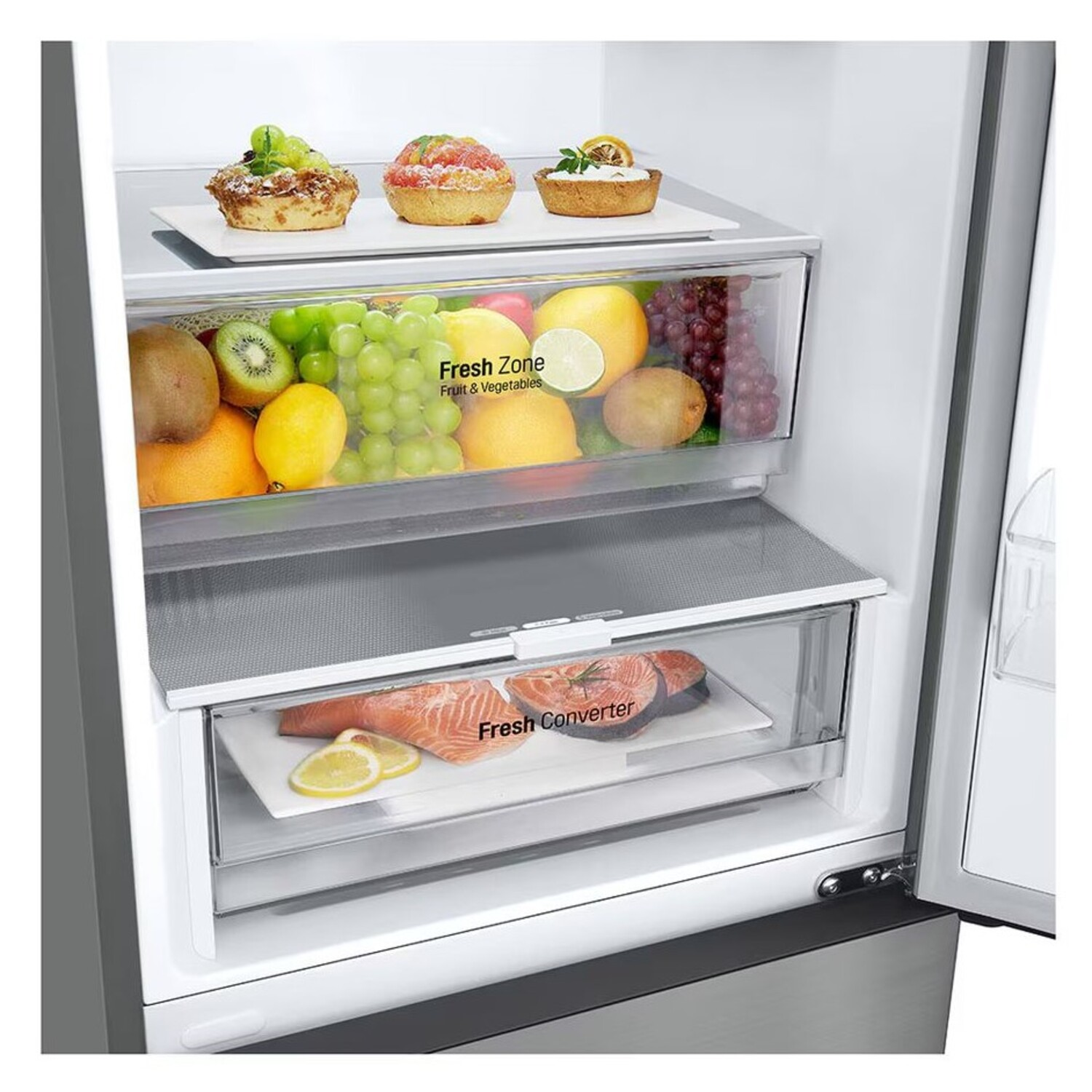 Intérieur de réfrigérateur avec un tiroir de fruits et légumes, et un tiroir avec du saumon et des citrons.