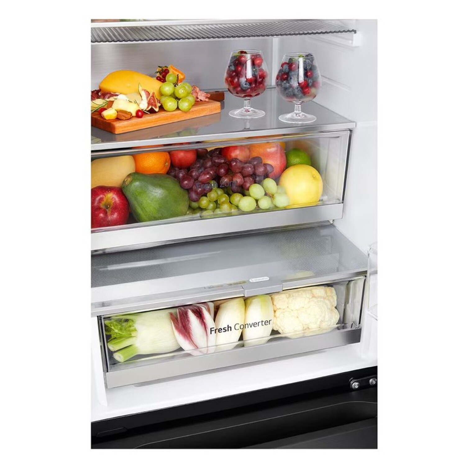 Koelkastinterieur met fruit, kaas en groenten in lades. Twee glazen met bessen erop.