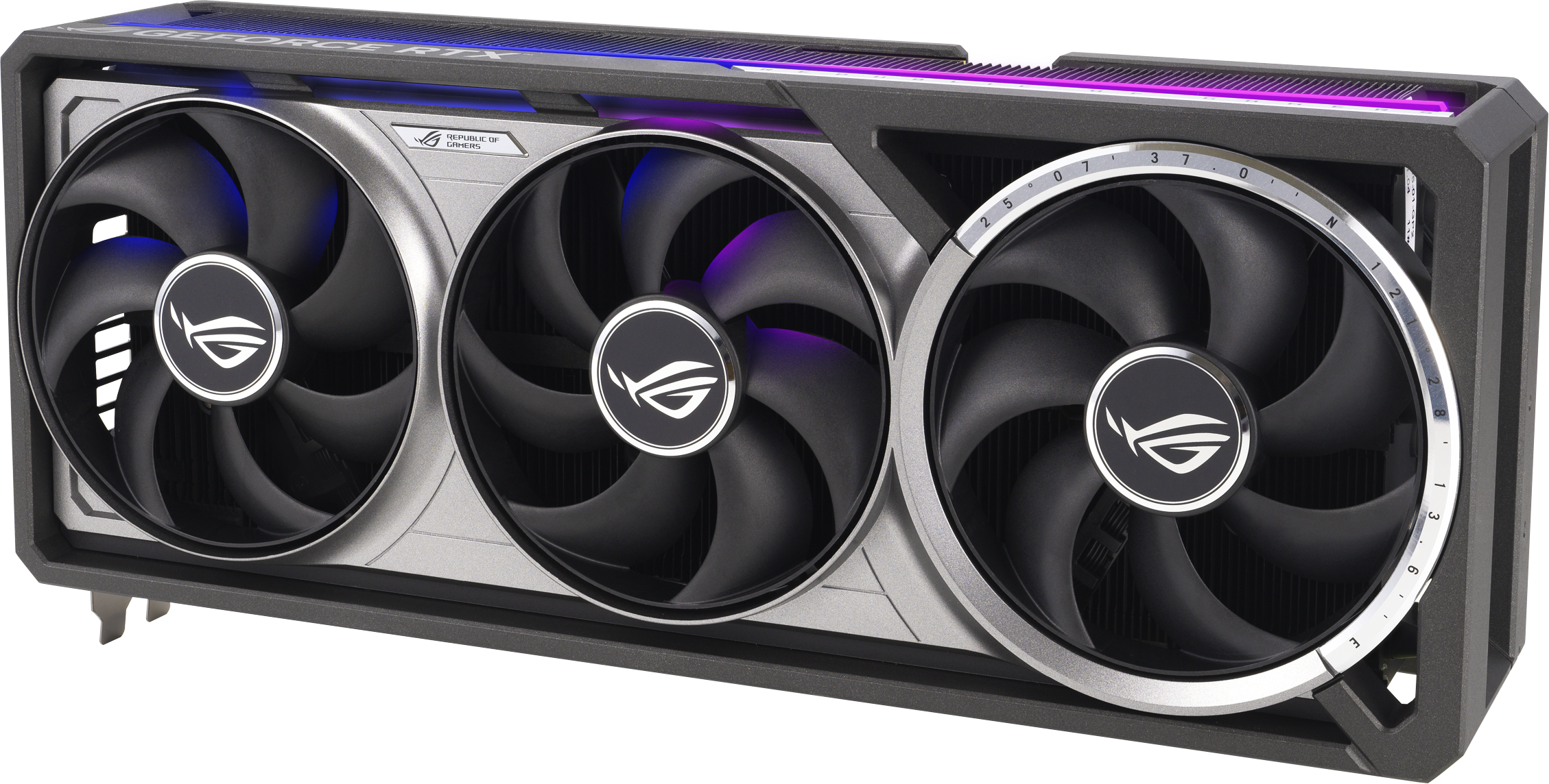Una scheda grafica argento e nera con tre ventole è visibile. La scheda ha il logo ROG.