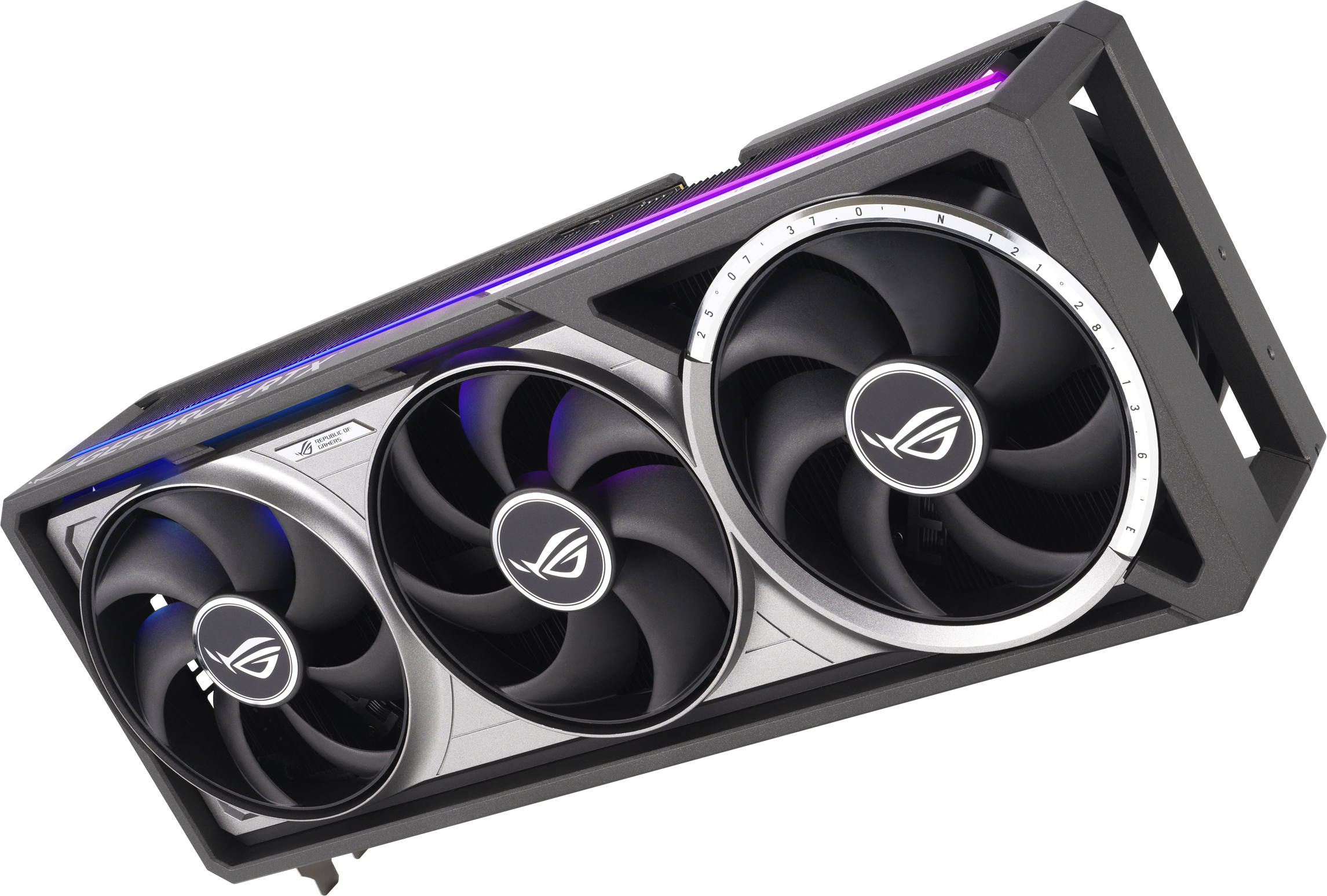 Une carte graphique ROG noire et argentée avec trois ventilateurs et un fond noir.
