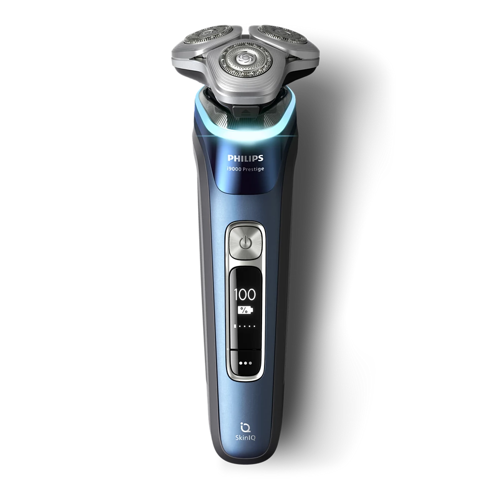 Ein blauer und silberner Philips Elektrorasierer mit schwarzem Hintergrund.