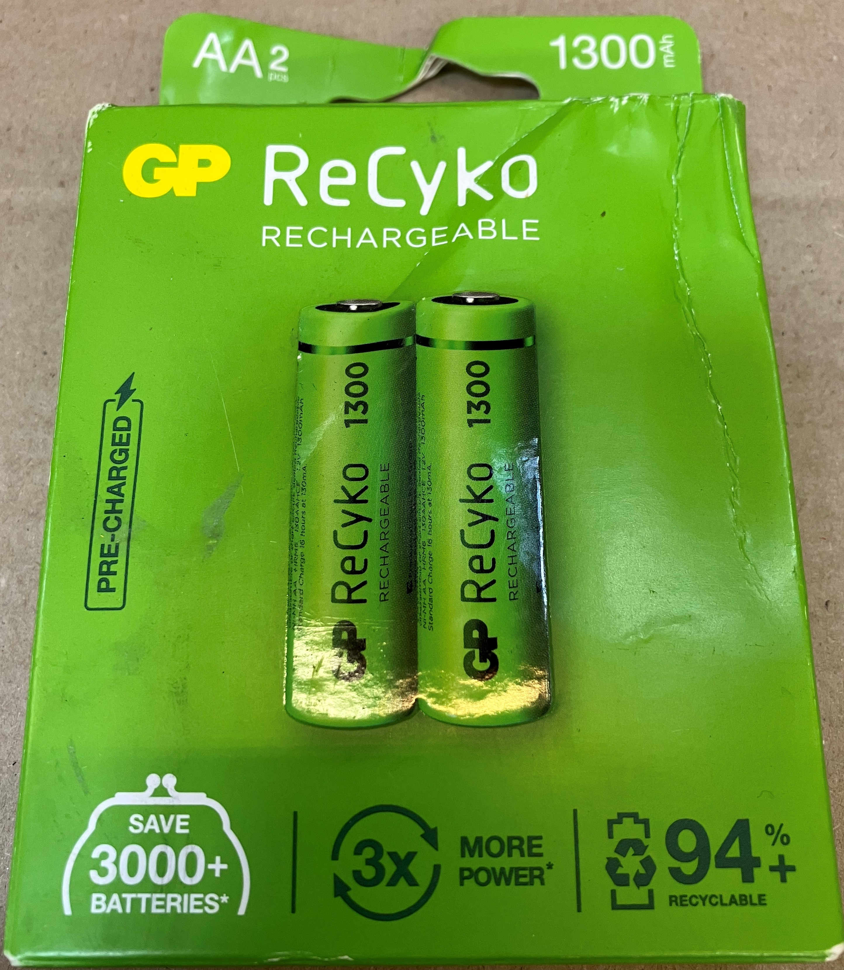 Dwie zielone baterie AA GP ReCyko, 1300mAh, wielokrotnego ładowania.