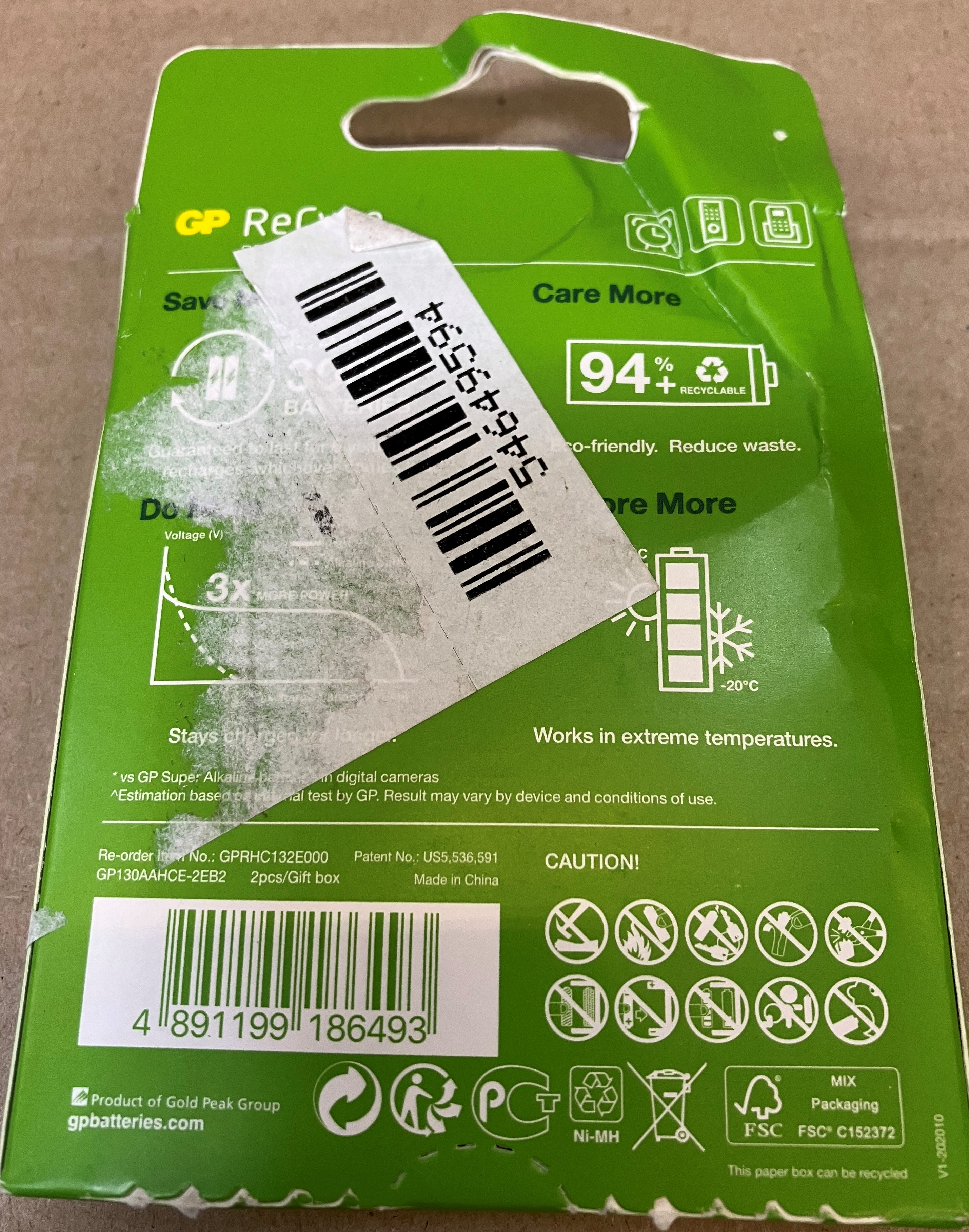 Zielone opakowanie baterii GP z kodem kreskowym i symbolami mocy.