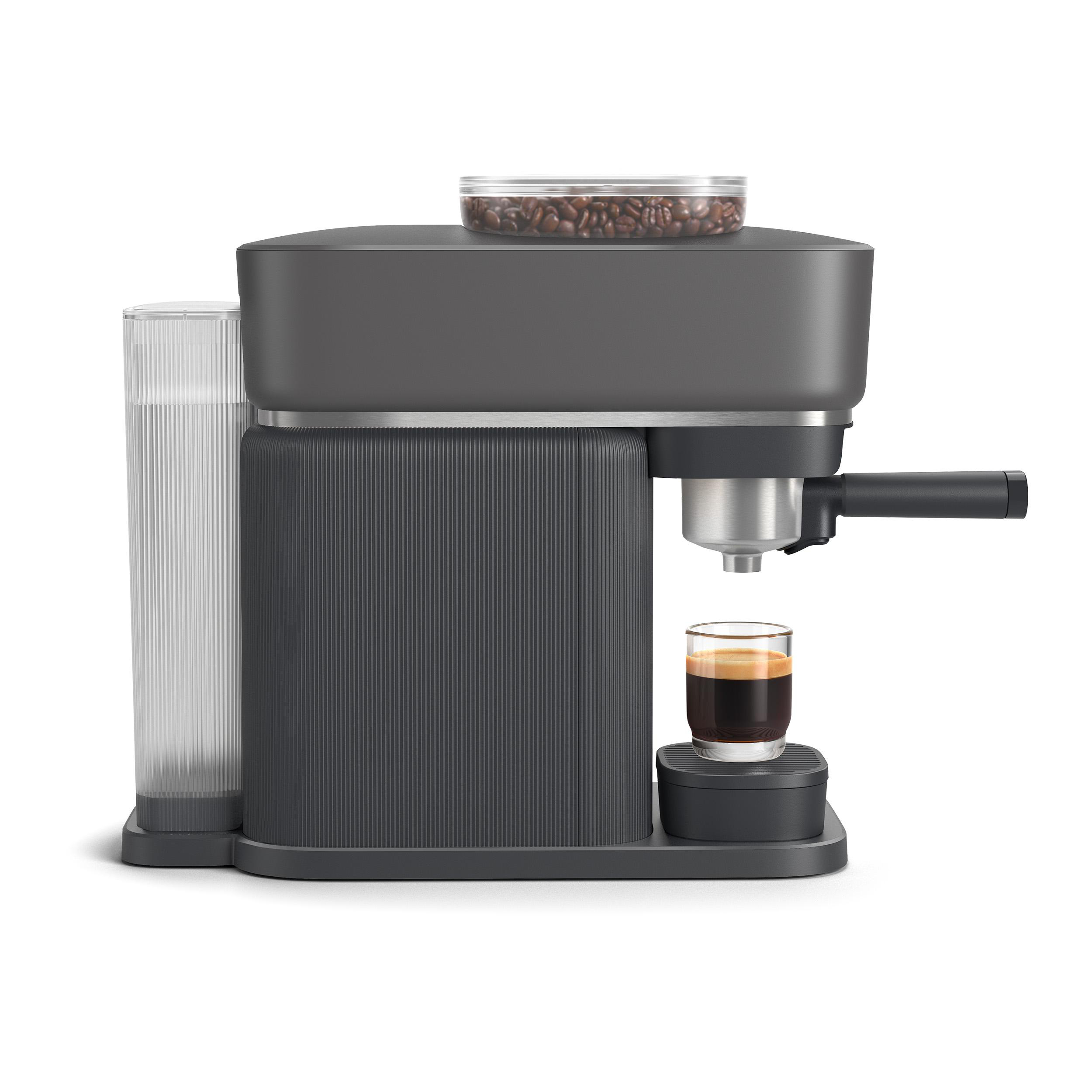 Dunkelgraue Espressomaschine mit Kaffeebohnen und einem Glas.