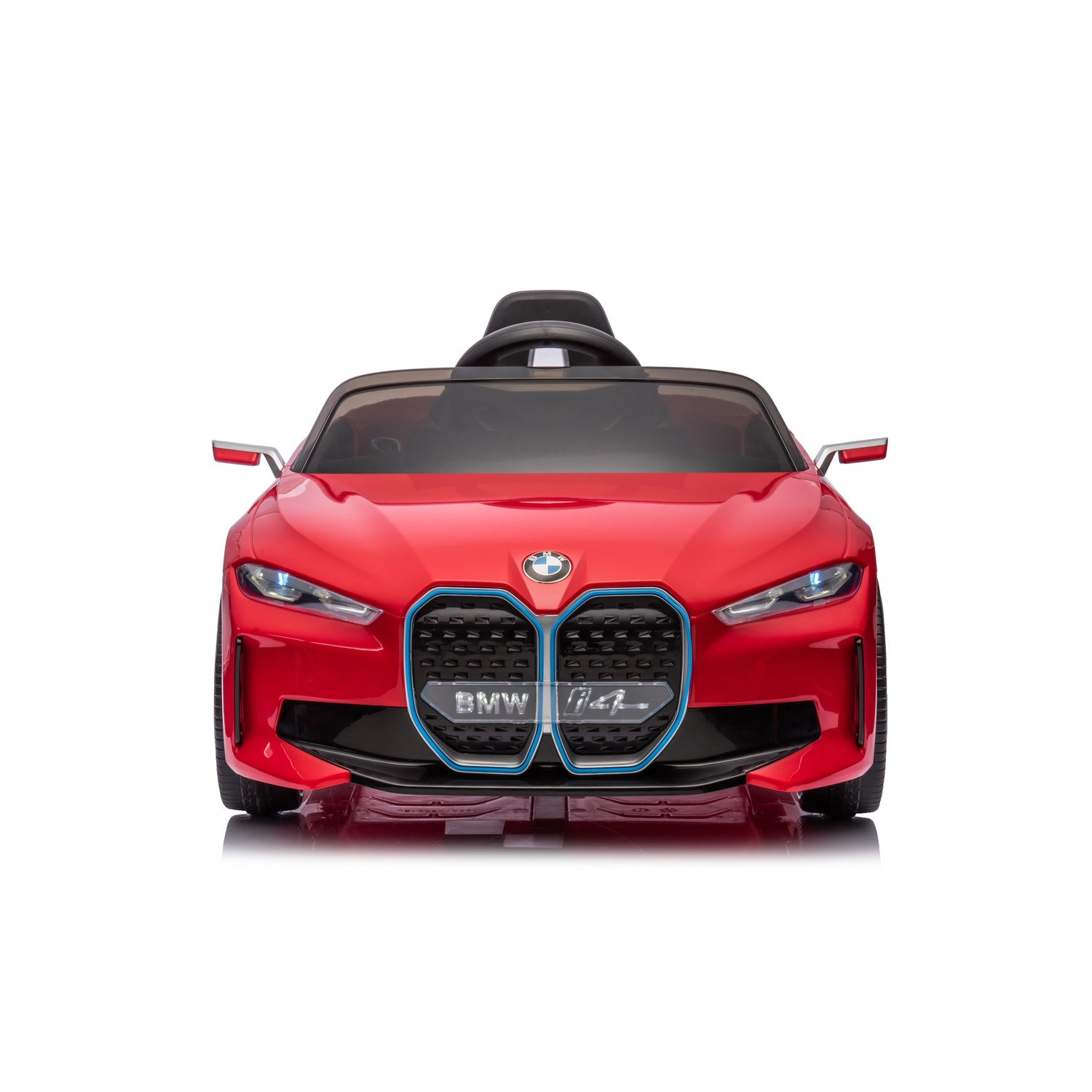 Une voiture jouet électrique BMW i4 rouge. Elle a un intérieur noir, une calandre noire et des lumières d'accentuation bleues. Le fond est blanc.