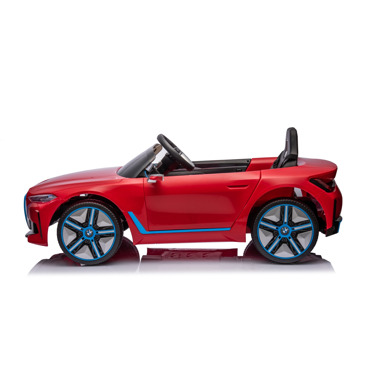 Voiture jouet rouge avec des touches et des roues bleues. Intérieur et volant noirs. Fond blanc.