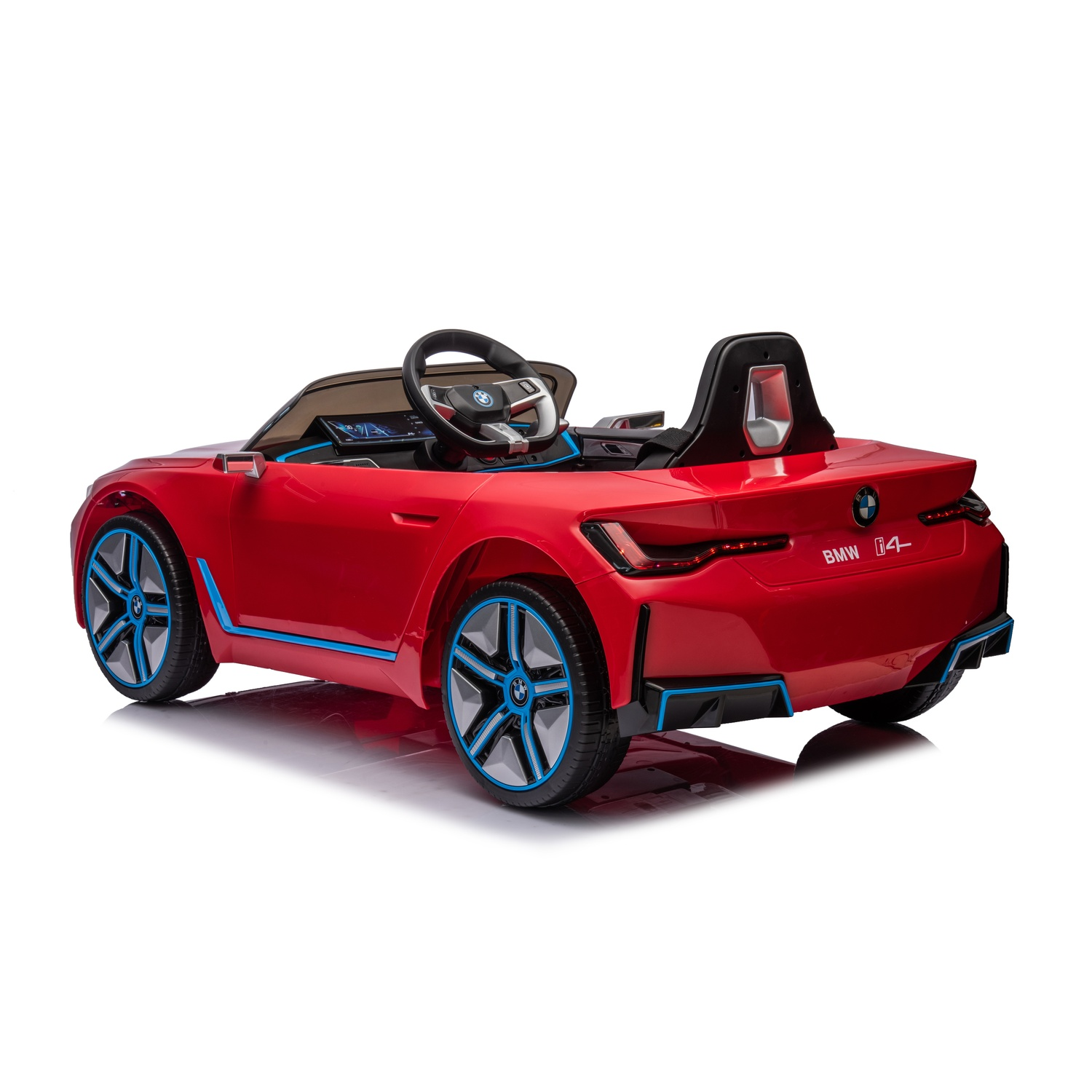 Une voiture jouet BMW i4 rouge avec des accents bleus, intérieur noir et volant noir sur fond blanc.