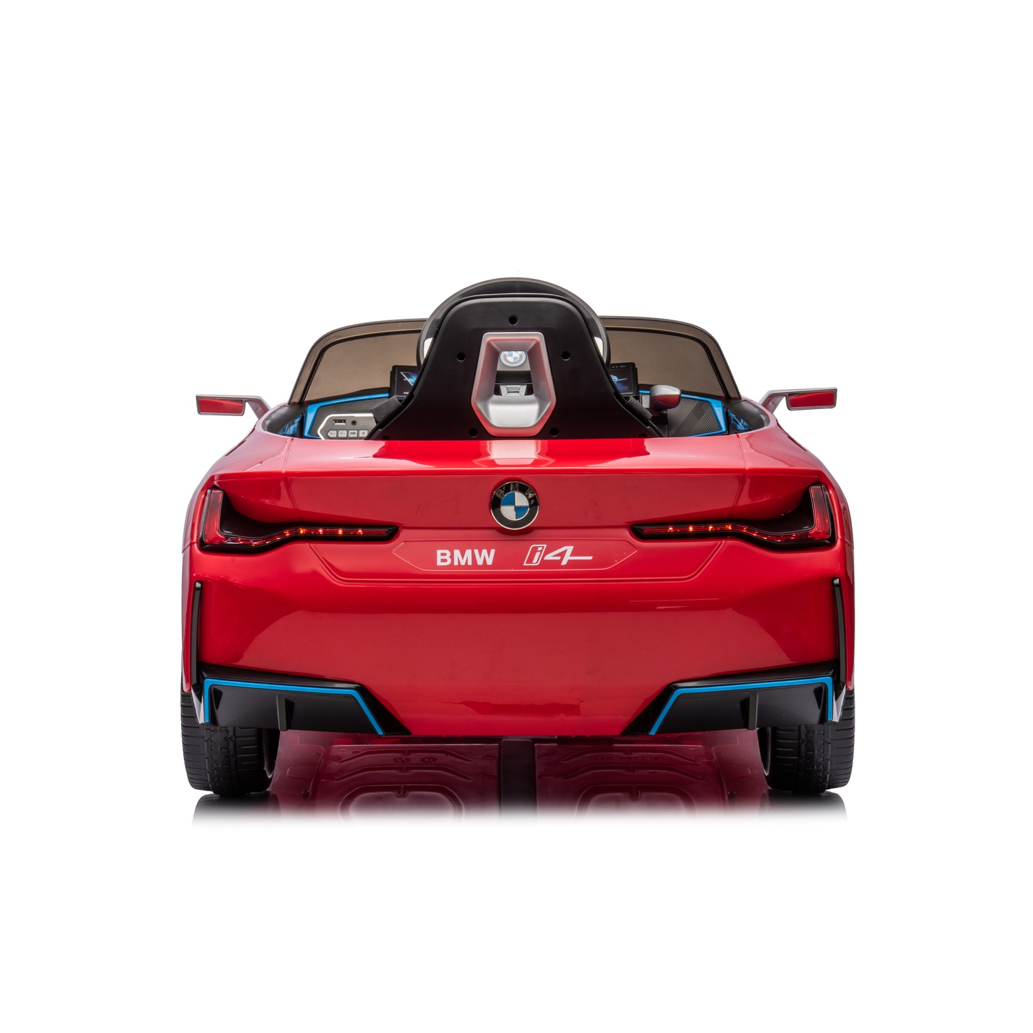 Voiture jouet BMW i4 rouge. Vue arrière montre les lumières, accents bleus et logo BMW. Intérieur noir avec écran. Surface réfléchissante en dessous.