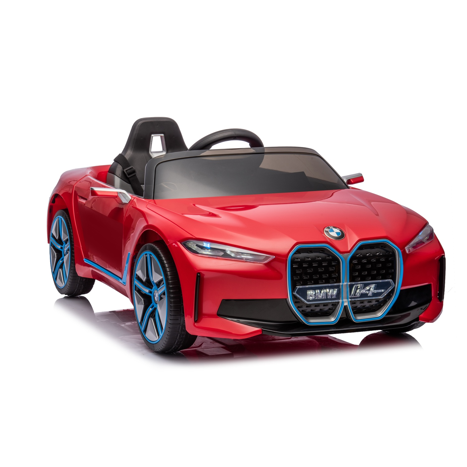 Voiture jouet rouge avec des touches de bleu. Modèle BMW i4, intérieur noir, sur fond blanc.