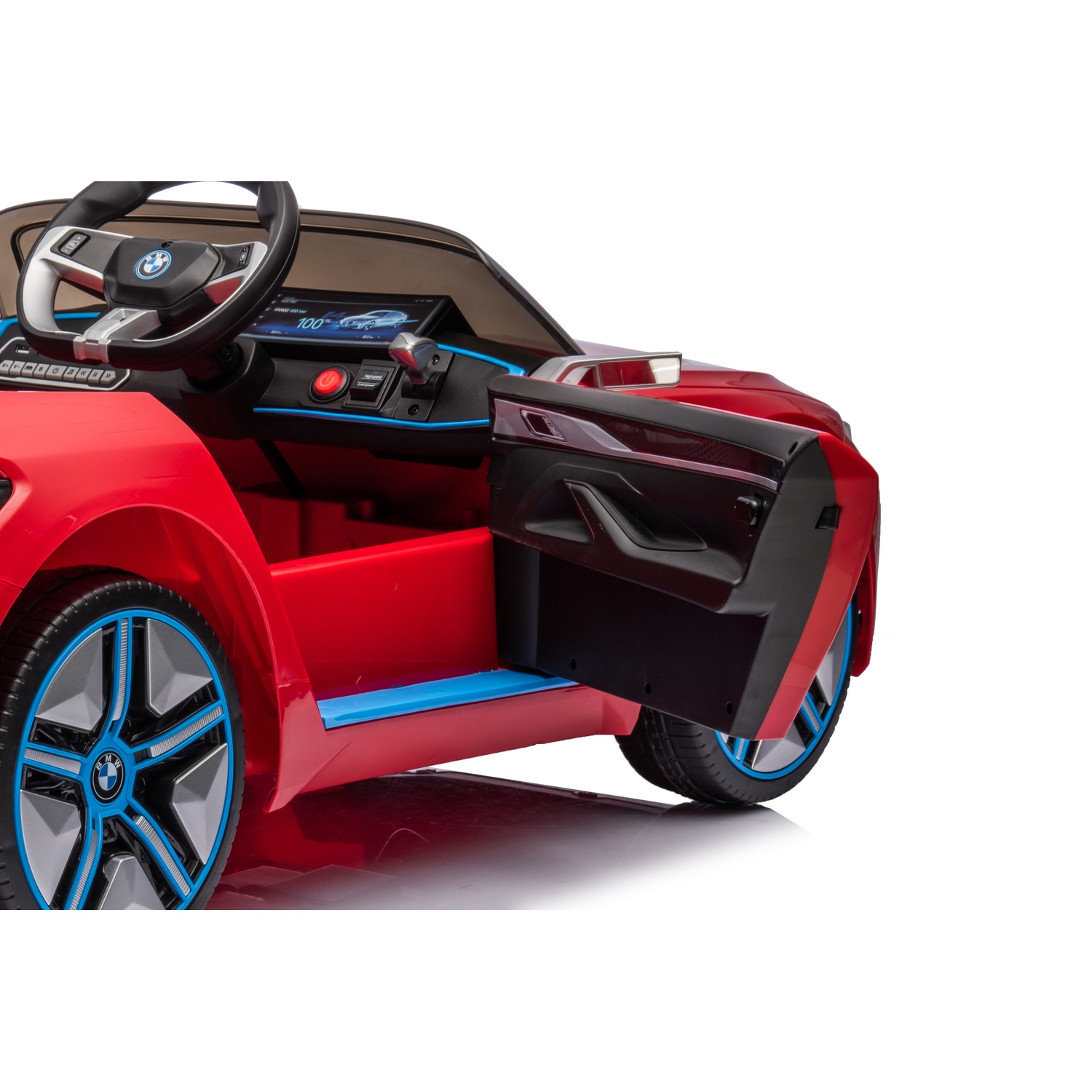 Voiture jouet rouge avec porte ouverte, montrant l'intérieur. Logo BMW sur le volant et les roues. Détails bleus sur les roues et la carrosserie.