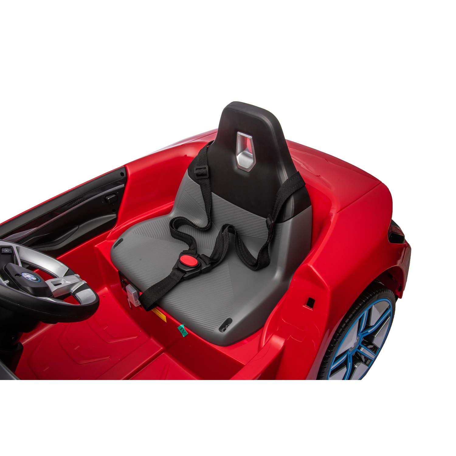 Une voiture jouet rouge avec un siège noir et une ceinture de sécurité. La voiture a un volant et une roue avec des accents bleus.
