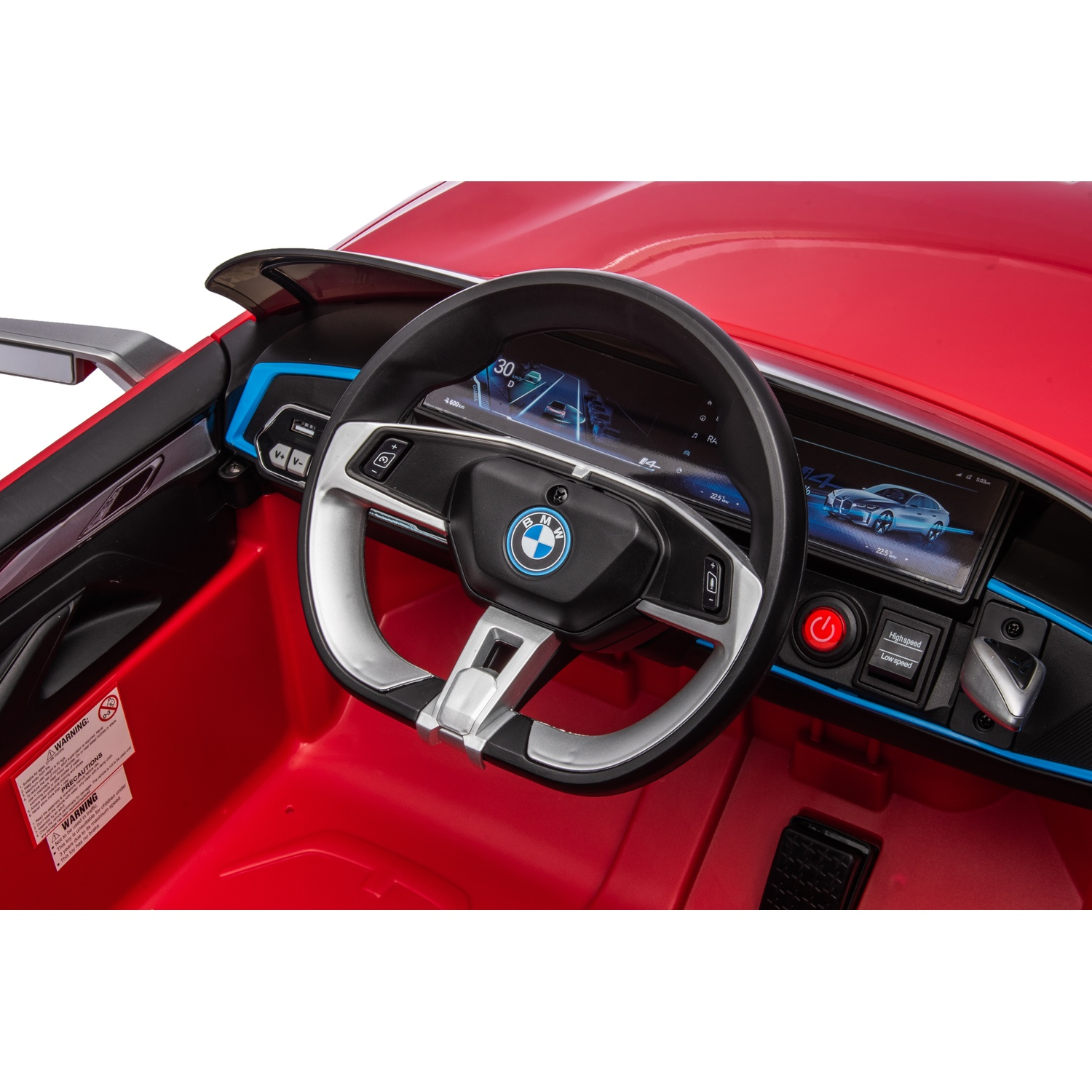 Intérieur de voiture jouet rouge avec volant, tableau de bord et écran affichant l'image de la voiture. La voiture a un logo BMW.
